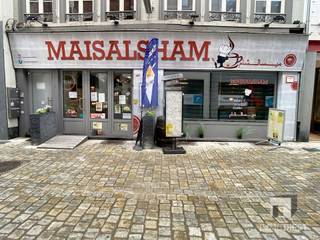 <p><span>OVERNAME FRITUUR/BROODJESZAAK CENTRUM DIEST/PRIJS OP AANVRAAG</span></p><p><span>Op topligging in de winkelwandelstraat van Diest</span><span> </span><span>– helemaal vooraan tegen de Markt en dus maximaal zichtbaar – komt deze frituur/broodjeszaak in verhuur met overname/koop van het handelsfonds (cliënteel + volledige, praktische uitbating-inrichting en meubilair).</span><span> </span></p><p><span>Een uitgelezen kans voor starters én/of ervaren uitbaters die meteen willen draaien op een bestaande klantenbasis in het centrum: particulieren, lokale bedrijven én een sterke dagelijkse flow van schoolgaande jeugd (in Diest zijn er ± 4.000 leerlingen per schooldag).</span></p><p><span>Concepten die hier perfect werken</span><span>: </span><span>afhaal friet</span><span>, </span><span>warme broodjes, koude broodjes</span><span> </span><span>(en uiteraard combinaties/uitbreidingen binnen dezelfde food-takeaway sfeer)</span><span> </span></p><p><span> </span></p><p><span>Troeven op een rij</span><span> </span><span><br /></span><span>Absolute A-locatie in de winkelwandelstraat: sterke passage, spontane instap en directe visibiliteit  </span><span><br /></span><span>Gelijkvloers handelspand met ± 60 m² met ± 20 zitplaatsen (verbruikszaal) </span><span><br /></span><span>Keuken aanwezig + inrichting voor frituur/broodjesbar  </span><span><br /></span><span>Huurprijs: € 1.250/maand + onroerende voorheffing </span></p><p><span>Overnameprijs handelszaak:  op aanvraag </span><span><br /></span><span>Cijfers in te kijken door kandidaat-overnemers (confidentieel en op afspraak)</span><span> </span></p><p><span> </span></p><p><span>Wat zit er in de overname? (materiaal &amp; inrichting</span><span> </span><span>)</span><span> <br /></span><span><br /></span><span>diepvries, aluminium werktafels (incl. gootsteen)</span><span> <br /></span><span>microgolf (Samsung + Sharp)</span><span> <br /></span><span>bain-marie (Hendi), presentatieplateaus, afsluitbare bakken</span><span> <br /></span><span>bestek, drinkglazen, sausdispensers/pompen, rekken, …</span><span> </span></p><p><span>Frituur/bediening</span><span> <br /></span><span>koelcel met ingebouwde rekken</span><span> <br /></span><span>friteuse Perfecta Concorde (met benodigdheden)</span><span> <br /></span><span>vitrinetoogbank Diamond</span><span> <br /></span><span>inox dampkap, maatkasten, koeltoog + inox bakken</span><span> <br /></span><span>Vectron-kassa met geldlade en printer</span><span> <br /></span><span>iPad + Epson printer, plexischerm, luchtkwaliteitsmeter</span><span> <br /></span><span>brandveiligheid: vuurdeken + brandblussers</span><span> <br /></span><span>krijtborden (wand + magnetisch plafondbord), …</span><span> </span></p><p><span>Verbruikszaal</span><span> <br /></span><span>16 zwarte stoelen, 8 vierkante tafels</span><span> <br /></span><span>krukjes, kinderstoel, zitbank, rotan lusters, gordijnen</span><span> <br /></span><span>ingebouwde airco, Philips TV-scherm, …</span><span> </span></p><p><span>Terras / extra</span><span> <br /></span><span>terrastafels en stoelen, parasolvoeten met parasol</span><span> <br /></span><span>lichtbak, ledverlichting, bloembakken, sandwichbord, reclameborden</span><span> <br /></span><span>oprijplaat rolstoelen, …</span><span> </span></p><p><span>Opslag</span><span> <br /></span><span>diepvriescel met ingebouwde rekken + bijkomende rekken</span><span> </span></p><p><span>Kortom: een volledig uitgeruste uitbating, waardoor je niet vanaf nul moet investeren in basisapparatuur en zaal-/terrasinrichting.</span></p><p><span> </span></p><p><span> </span></p><p><span>Bezoeken &amp; inzage cijfers: enkel op afspraak via Immo Diest (confidentieel)</span><span> </span></p><p><span>Info &amp; bezoek (op afspraak):  </span><span><br /></span><span>Immo Diest</span><span> </span><span>– +32 13 31 25 22  </span><span><br /></span><span><span>info@immodiest.be</span></span></p><p><span> </span></p><p><span> </span></p>