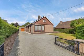 Deze ruime vrijstaande woning ligt op een perceel van maar liefst 1247m² opp. <br />Het heeft een strategische ligging gelegen in de nabijheid van de E40 op de kruising tussen Drongen, Deinze, Deurle en Nevele.<br /><br />De woning beschikt over een bewoonbare opp. van 278 m² excl. bijgebouwen.<br /><br />Op het gelijkvloers (176m²), vindt u een inkomhal met gastentoilet, een lichtrijke woonkamer van 40 m², een volledig geïnstalleerde keuken met aansluitende berging, een aparte wasplaats en een nachthal die toegang geeft tot 3 volwaardige slaapkamers.<br />Dankzij de hoge plafonds en grote ramen is er veel lichtinval. Het ruimtelijk gevoel wordt nog versterkt doordat de woning zich 3 treden boven grondoppervlak bevindt.<br /><br />De verdieping (102m²), bereikbaar via een vaste trap, momenteel ingericht als zolder en biedt tal van opties voor verschillende doeleinden. <br />Deze grote extra ruimte kan worden ingericht als bijkomende slaapkamers, hobbyruimte, bureau of zelf studio.<br /><br />De tuin is volledig aangelegd en biedt maximale privacy dankzij de gunstige oriëntatie en het royale perceel. Daarnaast beschikt de woning over een ruime garage en een tuinhuis.<br />Dankzij de royale oppervlakte is deze woning o.a. ook uitermate geschikt voor combinatie wonen/werken en bv. het inrichten van een kantoor, kabinet, praktijkruimte of atelier.<br /><br />De vermelde prijs betreft een richtprijs. De eigenaar-verkoper behoudt zich steeds het recht voor om een bod al dan niet te aanvaarden.