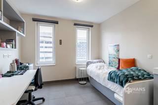 <p><span>De ingerichte studentenkamer maakt deel uit van een recent gebouw (Smart City Blocks), dat voldoet aan de geldende veiligheidsnormen voor studentenwoningen. Het pand is uitstekend gelegen met de AP-Hogeschool en Universiteit Antwerpen op wandelafstand en dankzij het ruime aanbod aan bussen en trams die voor de deur stoppen, geniet je hier ook van een vlotte verbinding tot het Centraal Station en de andere hogeschool- en universiteitscampussen. Niet te vergeten is Park Spoor Noord achter de hoek, ideaal voor sport en ontspanning. </span></p><p><span>De studentenkamer bevindt zich op de derde verdieping en heeft een oppervlakte van zo’n 16 m². Ze is ingericht met een bed, bureau en kastruimte en ook heeft de student een douche, wc en lavabo ter beschikking op de kamer. Koken kan in de gemeenschappelijke keuken op dezelfde verdieping of in de ontmoetingsruimte op het gelijkvloers. In het gebouw is er ook nog een gemeenschappelijke fietsenstalling aanwezig. </span></p><p><span>Momenteel is de studentenkamer verhuurd aan €530/maand (all-in). De vaste kosten voor het gebouw bedragen €419/drie maanden. </span></p><p><span>Ben je op zoek naar een knusse plek voor jouw zoon of dochter? Of zoek je nog een interessante investering? Mis deze kans niet! Bewoonbare opp. 18 m² ref.: bruto vloeropp. EPC-certificaat. Voor meer info of een gratis schatting surf naar www.hansimmo.be</span></p><p><span> </span></p>