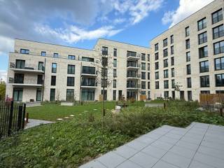 <p><span>Nieuwbouwappartement op de vijfde verdieping met één slaapkamer en ruim terras.<br /></span>Volledig instapklaar (geschilderd, verlichting én gordijnrails)<br /><span>Gelegen in de nabijheid van het metrostation Erasmus, dit zorgt voor een snelle verbinding naar het stadscentrum en omliggende gebieden. Het appartement biedt een moderne afwerking en een praktische indeling op een uitstekende locatie.</span><br /><br /><span>Het appartement omvat een woonkamer met een open keuken, die toegang biedt tot het terras. De hal biedt toegang tot de slaapkamer, de badkamer, een apart toilet en een bergruimte/wasruimte.</span><br /><br />Aankoop ondergrondse autostaanplaats en kelder <br /><br /><span>EPB klasse A</span></p>
<p>Residentie PARK is niet alleen een heerlijke plek om te wonen, maar ook een <strong>slimme vastgoedkeuze</strong>. Dankzij de ligging en de onmiddellijke verhuurmogelijkheden kan je rekenen op een aantrekkelijk rendement.</p>
<p>Maak nu je afspraak en ontdek jouw instapklare nieuwbouwappartement in Anderlecht – ideaal om zelf te wonen of als zorgeloze investering!</p>