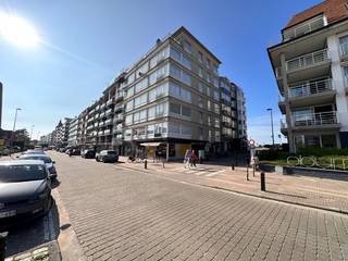 <strong>Res. Regina</strong><br />Prachtige Studio te Huur in Knokke-Zoute!<br />Ontdek deze schitterende Studio op de tweede verdieping van De Wielingen 1, 8300 Knokke-Zoute. <br /><br />Kenmerken van de Studio:
<ul>
<li>Gelegen op de tweede verdieping met een fantastisch uitzicht.</li>
<li>Ruim en goed verlicht interieur voor een comfortabele leefomgeving.</li>
<li>Volledig uitgeruste keuken.</li>
<li>Praktische badkamer met alle voorzieningen.</li>
</ul>
<u><strong>Huurvoorwaarden:</strong></u>
<ul>
<li>Beschikbaar vanaf: 25/12/2026!</li>
<li>Huurprijs: €850 (is inclusief algemene kost)</li>
<li>Zowel voor hoofdverblijf als tweedeverblijf</li>
<li>Optionele tweedeverblijftaks ten laste van de huurder</li>
<li>Enkel privatieve verhuur, niet mogelijk via vennootschap</li>
<li>3 maand huurwaarborg</li>
<li>Kost plaatsbeschrijving 50/50</li>
<li>Nutsvoorzieningen op naam van de huurder</li>
<li>Huurdersverzekering verplicht</li>
</ul>
<br />Ref. GA723
