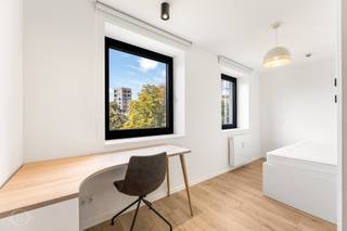 Op een absolute toplocatie in het centrum van Leuven, aan de Onze-Lieve-Vrouwstraat 50, bevindt zich deze comfortabele studentenkamer van ca. 18 m². De kamer is gelegen op de vierde verdieping en rustig achteraan in een kleinschalige residentie, waardoor je geniet van extra privacy en een aangename woonomgeving. Ze beschikt over een eigen badkamer en is praktisch ingericht met een bed van 140 x 200 cm, een ingebouwde koelkast, kleerkast en microgolfoven. Dankzij de centrale ligging bevinden faculteiten, winkels, horeca, openbaar vervoer en het historische stadscentrum zich allemaal op wandelafstand. De kamer is onmiddellijk beschikbaar en vormt een ideale uitvalsbasis voor een student die comfortabel en centraal wil wonen in Leuven. Huurprijs: €690/maand. Vaste kosten: €140/maand all-in, zonder eindafrekening. Interesse of graag een bezoek? Contacteer ons via info@homies.be of 016 15 37 11.