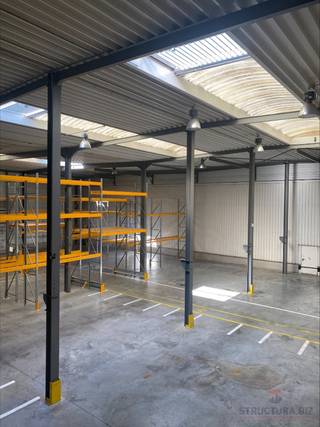 Semi-industrieel gebouw bestaande uit 1.230 m² opslagruimte. De opslagruimte heeft een vrije hoogte van 7,4 m en is toegankelijk via 4...