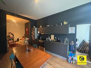 <h1><span>Move-in-ready 2-bedroom apartment in the heart of Antwerp</span></h1><p><span>Welcome to this move-in-ready 2-bedroom apartment of approx. 79 m², located on the second floor of a small building on the popular Nationalestraat, right in the center of Antwerp.</span></p><p><span>As you enter, you’re immediately welcomed into the cozy living area. The authentic plank flooring creates a warm and characterful atmosphere. Thanks to the open layout, there’s plenty of space for both a comfortable sitting area and a spacious dining table.</span></p><p><span>The open kitchen flows seamlessly into the living area and is fully equipped with all necessary appliances, including a refrigerator with freezer, dishwasher, electric stovetop, and more.</span></p><p><span>The spacious master bedroom is located at the rear of the apartment. Thanks to its location on the quiet rear side, you’ll enjoy more privacy here and less disturbance from the lively street scene. In addition, the apartment features a second bedroom, which can also be perfectly converted into an office, walk-in closet, or extra storage space.</span></p><p><span>The tiled bathroom features a double sink and a comfortable walk-in shower. There’s also plenty of space for both a washing machine and a dryer.</span></p><h3><span>Highlights</span></h3><ul><li><span>2 bedrooms</span></li><li><span>Spacious bedroom on the quiet rear side</span></li><li><span>Space for a washing machine and dryer</span></li><li><span>Shared bike storage</span></li><li><span>Prime location in the center of Antwerp</span></li><li><span>Favorable EPC</span></li></ul><p><span>Available starting October 1</span></p><p><span>Rent:</span><span>995/month<br />Common expenses:</span><span> 55/month, including water usage</span></p><p><span>An ideal apartment for those who want to live comfortably and centrally in bustling Antwerp, with shops, restaurants, public transportation, and all amenities within walking distance.</span></p>