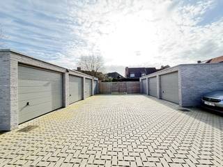 In het nieuwbouwproject 'Residentie De Kleine Klokke' te Sint-Andries, bieden wij deze garagebox aan. Vlotte bereikbaarheid naar de...