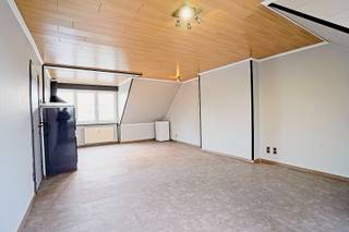 Bent u op zoek naar een betaalbare woning zonder vaste kosten? Dan is dit charmante 1-slaapkamerappartement op de zolderverdieping precies wat...