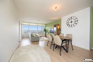 <p><span>Instapklaar 2-slaapkamerappartement van 95 m² met twee terrassen en prachtig uitzicht</span></p><p><span>Op de 10de verdieping van een verzorgd gebouw vinden we dit </span><span>ruime en volledig instapklare 2-slaapkamerappartement</span><span> van maar liefst </span><span>95 m²</span><span>. Een appartement met ruimte, licht en uitzicht als absolute troeven. Vlakbij De Bist, openbaar vervoer, winkels én scholen.</span></p><p><span>Bij binnenkomst kom je terecht in de </span><span>ruime inkomhal</span><span>. Vanuit de inkomhal stap je de aangename en lichtrijke </span><span>open leefruimte</span><span> binnen. Dankzij de grote raampartijen geniet je hier van veel natuurlijke lichtinval en een prachtig uitzicht vanop de 10de verdieping.</span></p><p><span>Aansluitend aan de leefruimte bevindt zich de </span><span>volledig uitgeruste keuken</span><span>, voorzien van een inductiekookplaat, dampkap, koelkast, oven, microgolfoven en vaatwasser. Vanuit de leefruimte en keuken heb je rechtstreeks toegang tot het </span><span>privatieve terras aan de voorzijde</span><span>, waar je heerlijk kan genieten van het uitzicht en de zon.</span></p><p><span>Aan de achterzijde van het appartement bevinden zich de </span><span>twee ruime slaapkamers</span><span>. Beide slaapkamers bieden rechtstreeks toegang tot het tweede, privatieve terras aan de achterzijde. Dankzij de terrassen aan beide zijden van het appartement geniet je hier van </span><span>zon van 's morgens tot 's avonds. Zonsopgang én zonsondergang verzekerd.</span></p><p><span>Verder beschikt het appartement over een </span><span>praktische badkamer</span><span> met inloopdouche, lavabo en badkamermeubel. Er is eveneens plaats voorzien voor een wasmachine en droogkast, of een praktische twee-in-ééncombinatie. Tot slot is er een </span><span>apart gastentoilet</span><span>, ideaal wanneer je gasten over de vloer hebt.</span></p><p><span>Bij het appartement hoort eveneens een privatieve kelderberging. Lift aanwezig. Parkeren kan op de gemeenschappelijke parking voor het gebouw aan het Sporthalplein.</span></p><p><span>Troeven:</span></p><p><span>·Zeer ruim appartement van 95 m²</span></p><p><span>·Gelegen op de 10de verdieping</span></p><p><span>·2 ruime slaapkamers</span></p><p><span>·Privatief terras aan zowel de voor- als achterzijde</span></p><p><span>·Volledig gerenoveerd in 2024-2025</span></p><p><span>·Nieuwe ramen in 2026</span></p><p><span>·EPC B, 106 kWh/m²jaar</span></p><p><span>·Conforme elektrische keuring</span></p><p><span>·Volledig uitgeruste keuken</span></p><p><span>·Badkamer met inloopdouche</span></p><p><span>·Apart gastentoilet</span></p><p><span>·Ruime inkomhal</span></p><p><span>·Privatieve kelderberging</span></p><p><span>·Lift aanwezig</span></p><p><span>·Gemeenschappelijke parking aan het Sporthalplein</span></p><p><span>Ook fiscaal interessant:</span><span> onder voorbehoud van het voldoen aan de voorwaarden kan de aankoop nog in aanmerking komen voor het verlaagde tarief van 2% registratierechten. Vanaf 2027 wordt dit tarief verhoogd naar 3%. Wie nog van het huidige tarief wil genieten, wacht dus best niet te lang.</span></p><p><span>Benieuwd naar meer? Plan vandaag nog uw bezoek in via </span><span>www.janssenenjanssen.be</span><span>!</span></p>