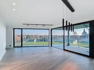 <p><span>Neem vandaag nog contact op met Thomas Rummens voor een bezoek via </span>https://mijnhuurprofiel.be/property/9765f683-e4ef-4dba-a86d-117e97893d95</p><p><br /></p><p><strong>Te huur: stijlvol gesloten appartement in Sterrebeek, op een residentiële locatie nabij openbaar vervoer en belangrijke invalswegen.</strong></p><p>Dit eigentijdse appartement biedt een comfortabele indeling met twee slaapkamers en twee badkamers, ideaal voor wie op zoek is naar een praktische en aangename woonomgeving. De ligging combineert rust met vlotte bereikbaarheid, terwijl het terras een fijne buitenruimte biedt. Een private kelder en parkeerplaats zorgen voor extra gemak.</p><p><br /></p><p><strong>Belangrijkste ruimtes:</strong></p><ul><li>Ruime woonkamer met veel lichtinval</li><li>Moderne, volledig ingerichte keuken</li><li>Twee slaapkamers</li><li>Twee badkamers, waarvan één met inloopdouche, toilet en enkel wastafel in meubel, en één met inloopdouche, dubbele wastafel in meubel en raindance</li><li>Bureelruimte</li><li>Berging met aansluiting voor wasmachine en droogkast</li><li>Terras</li><li>Individuele private kelder</li><li>Parkeerplaats</li></ul><p><strong>Troeven:</strong></p><ul><li>Residentiële ligging nabij openbaar vervoer en invalswegen</li><li>Twee volwaardige badkamers</li><li>Private kelder en parkeerplaats inbegrepen</li></ul><p><strong>Maandelijkse provisie</strong>: € 100 (Onderhoud gemene delen, syndicus, onderhoud lift, minuterie, onderhoud gemeenschappelijke tuin)</p><p><br /></p><p>JOUW DROOMAPPARTEMENT. ZO GEVONDEN!</p>