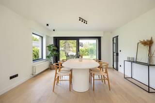  Deze gerenoveerde villa heeft te veel troeven voor één zoekertje. Je krijgt hier 180m² bewoonbare oppervlakte, een hoogwaardige afwerking en...