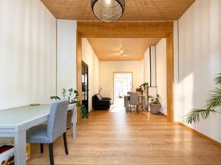 <strong>RUIME, ENERGIEZUINIGE</strong> woning met <strong>4 SLAAPKAMERS</strong> en een uitstekende ligging in hartje Ronse. De woning werd <strong>VOLLEDIG GERENOVEERD</strong> in <strong>2024</strong>, inclusief gevel en dak. Extra troeven zijn de <strong>CONFORME ELEKTRICITEIT, 6 ZONNEPANELEN, CENTRALE VERWARMING OP AARDGAS</strong> en een <strong>GUNSTIG EPC-LABEL A</strong>. Het gelijkvloers omvat een inkomhal, leefruimte, keuken, berging, wasplaats en apart toilet. Op de eerste verdieping bevinden zich een ruime badkamer met bad en douche en <strong>2 SLAAPKAMERS</strong>. De tweede verdieping biedt <strong>NOG</strong> eens <strong>2 SLAAPKAMERS</strong>. Gelegen op 50 m van het <strong>PARK</strong> en op wandelafstand van Delhaize, Colruyt en de Grote Markt. Alsook ik er <strong>PARKING MET LAADVOORZIENINGEN</strong> op wandelafstand.<br /><br />Adres: Jan Van Nassaustraat 70 te Ronse<br /><br />Geen renovatieplicht; P-score: C, G-score: C; Bestuursmaatregelen in maatregelenregister: neen; Vrij bij akte.