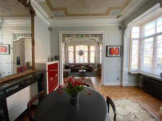 Dit prachtige herenhuis is gelegen in het centrum van Geel, op wandelafstand van scholen, winkels, het station en de markt.<br /><br />Bij het betreden van de woning via de inkomhal ervaar je meteen het unieke karakter en de charme van dit statige herenhuis. De authentieke vloer, hoge plafonds, stijlvolle lambrisering en tal van originele elementen zorgen voor een warme en karaktervolle uitstraling. In de inkomhal bevindt zich tevens een smaakvol gerenoveerd gastentoilet.<br /><br />De ruime woonkamer geniet van een overvloed aan natuurlijk licht en straalt dankzij de authentieke details een gezellige en uitnodigende sfeer uit. Via een elegante dubbele deur bereik je de volledig vernieuwde keuken, die werd uitgerust met hoogwaardige Miele-toestellen, waaronder onder meer: een vaatwasser, combi-oven en steamer<br />Aansluitend bevindt zich de eetruimte met een praktische kastenwand en een prachtig zicht op het terras en de tuin. In deze maatwerkkast zijn onder meer een bureauruimte, tv-aansluitingen en tal van opbergmogelijkheden geïntegreerd. Vanuit de keuken heb je bovendien toegang tot de kelder, ideaal als koele berging of extra opslagruimte.<br /><br />Op de verdiepingen beschikt de woning over drie ruime slaapkamers, een dressing en een comfortabele badkamer. <br />Deze badkamer is uitgerust met een ligbad, een badkamermeubel, een royale inloopdouche en een afzonderlijk toilet.<br /><br />De bovenste verdieping herbergt een volledig ingerichte studio met eigen voorzieningen, waaronder een keuken, douchekamer, toilet, ingebouwde kasten en extra zolderruimte. <br />Dit biedt tal van mogelijkheden, zoals een praktijkruimte, hobbyruimte of een zelfstandige woonunit.<br /><br />Ook buiten heeft deze woning heel wat te bieden. Achteraan bevinden zich een gezellig terras, een ruime schuur en een grote tuin met een tweede terras, waar je in alle rust kan genieten van het buitenleven.<br /><br />Parkeren is mogelijk zowel naast als voor de woning.<br /><br />De woning is beschikbaar vanaf 01/08/2026.<br /><br />De troeven:<br /><br />- Gunstige ligging<br />- 3 ruime slaapkamers + loft<br />- Ruime tuin<br />- Authentiek<br />- Veel opslagmogelijkheden<br />- Lichtrijke leefruimtes<br /><br />Heb je interesse? Vraag uw bezoek aan via onze website https://www.immovl.be/te-huur/list en druk op de knop <strong>'IK WENS EEN BEZOEK'</strong>.