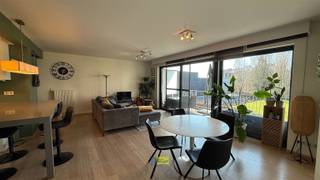 <p>Dit moderne appartement van 82m² bevindt zich in een klein complex in Wilrijk opgeleverd in 2002 en biedt een perfecte combinatie van comfort, stijl en functionaliteit. Het pand beschikt over twee slaapkamers en een volledig uitgeruste badkamer met bad en douche.</p><p>De open woonkamer en keuken vormen het hart van het appartement, voorzien van natuurlijk licht dankzij grote raampartijen. De moderne, volledig ingerichte keuken beschikt over hoogwaardige inbouwapparatuur, een rvs afzuigkap en voldoende werkruimte. De woonkamer is ruim en licht, ideaal voor ontspanning en entertainment, met toegang tot een zonnig balkon dat uitkijkt op de groene omgeving.</p><p>De eerste slaapkamer heeft een volledig ingebouwde kastenwand. De badkamer is modern afgewerkt met een douche en ligbad, voorzien van alle nodige comfort. Verder is er ook een apart toilet.</p><p>Aanvullende faciliteiten omvatten een praktische wasruimte met wasmachine en droger, diverse inbouwkasten in wasplaats en vestiaire voor extra opbergruimte.</p><p>Het appartement ligt in een modern complex met goed onderhouden gemeenschappelijke ruimten. De locatie biedt uitstekende bereikbaarheid en ligt in de nabijheid van winkels, restaurants en openbaar vervoer. Een ondergrondse parkeerplaats verplicht mee aan te kopen voor €20.000.</p><p>Lage vaste kosten van +-€75/maand.<br />2 private fietsenhaken in parking</p><p>Benieuwd? Maak snel uw afspraak op www.immodelaet.be of op 036440088</p>
