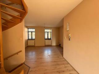 Dit lichtrijke duplex appartement is gelegen in een rustige zijstraat van de kleine ring, vlak aan het bruisende centrum van Hasselt. Winkels, horeca, openbaar vervoer en invalswegen bevinden zich op wandelafstand.<br /><br />Indeling:<br />Gelijkvloers<br />- Gezellige leefruimte met veel lichtinval<br />- Open keuken<br />- Aangenaam terras<br /><br />Bovenverdieping:<br />- 2 volwaardige slaapkamers, beide kamers beschikken over ingebouwde kasten en hebben elk een eigen lavabo en douche.<br /><br />Voor meer informatie of een bezoek ter plaatse, klik je op onze website www.jansenrealestate.be bij het pand op de knop 'bezoek aanvragen'.<br />Wij ontzorgen je ook voor de verkoop van je huidige woning! Voor meer uitleg helpen we je graag verder.