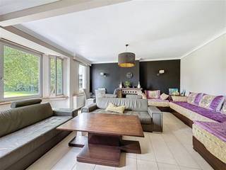 Cette spacieuse propriété, située Boomsesteenweg 17 à Willebroek, se trouve dans un quartier calme et facile d'accès. La propriété offre un...