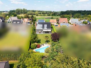 Voor verdere info of een vrijblijvende waardebepaling van uw eigendom: jordi.broes@homixx.be of 016 199 340.<br />Voor de volledige tekst: www.homixx.be <br /><br />Bent u op zoek naar een uitzonderlijk ruime, charmante en exclusieve woning die karakter, comfort en een overvloed aan ruimte naadloos combineert? <br />Homixx Vastgoed stelt u met trots deze solide open bebouwing voor, gelegen op een prachtig en groot perceel van maar liefst 1.293 m² in Humbeek/Grimbergen vlakbij Brussel. <br />Met een royale bewoonbare oppervlakte van maar liefst 324 m² biedt dit unieke pand een perfecte basis om uw absolute droomthuis te realiseren.<br /><br />Bij het betreden van de woning ervaart u meteen de solide constructie en de doordachte indeling. <br />De leefruimte en eetplaats met gezellige kachel staan in direct contact met de gezellige veranda, waar u het hele jaar door geniet van een optimaal binnenshuis-buitengevoel en een heerlijk zicht hebt op de achterliggende oase van groen en het prachtige zwembad. <br />De functionele keuken is bovenop de oven, elektrisch vuur, vaatwasser, frigo en dubbele lavabo, uitgerust met een unieke ingebouwde grill en friteuse. <br />Daarnaast beschikt de woning over een praktische en doordachte indeling met, verspreid over de verschillende verdiepingen, twee uitgeruste badkamers en drie comfortabele toiletten.<br />Op de gelijkvloers treffen we een eerste grote bureauruimte aan (ex kantoor), hetgeen ook als eerste gelijkvloerse slaapkamer kan dienen.<br />De verdieping biedt momenteel plaats aan drie volwaardige slaapkamers en een uiterst praktische berging die tevens dienstdoet als wasplaats. <br />Heeft u nood aan nog meer ruimte? <br />De royale zolderverdieping biedt de fantastische mogelijkheid om desgewenst twee tot drie extra slaapkamers of een polyvalente hobbyruimte te creëren.<br /><br />Buiten is het puur genieten. <br />De zeer ruime, fraai aangelegde tuin is voorzien van een heerlijk terras, een veranda, pergola met elektrische zonneluifel en een prachtig zwembad dat via een energiezuinige warmtepomp wordt verwarmd. <br />Aan parkeergelegenheid is er absoluut geen gebrek: de woning beschikt over een inpandige garage met plaats voor twee wagens en een uitzonderlijk ruime oprit die parkeergelegenheid biedt aan maar liefst een twaalftal buitenstaanplaatsen.<br /><br />Op vlak van energie scoort de woning een degelijke EPC-score D, wat betekent dat er voor dit pand geen renovatieplicht geldt. <br />Kortom, een instapklare en solide gezinswoning met een enorm potentieel op een toplocatie!