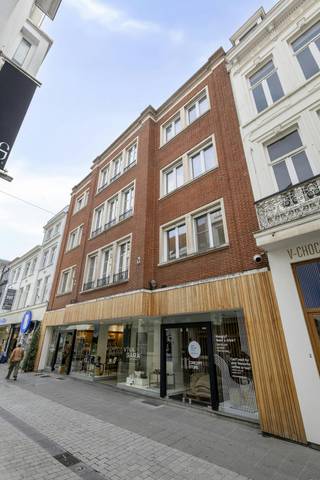 Het handelspand en de appartementen maken deel uit van hetzelfde gebouw. Het gebouw bevindt zich pal in het bruisende centrum van Kortrijk...