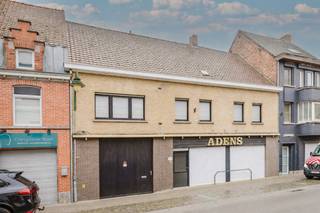 LIGGING<br /><br />Deze commerciële ruimte met aanpalende woning is gelegen op een echte zichtlocatie in het handelscentrum van Deerlijk.<br />In de onmiddellijke omgeving bevinden zich tal van lokale handelszaken, scholen, horecagelegenheden, openbaar vervoer en de belangrijkste invalswegen. <br /><br />INDELING<br /><br />Dit veelzijdige pand biedt een uitstekende opportuniteit voor ondernemers, vrije beroepen of investeerders dankzij de ruime commerciële infrastructuur en de flexibele indeling.<br />Aan de voorzijde bevindt zich een uitgebreide commerciële zone met een ruim atelier, ideaal voor productie, stockage of dienstverlening. De ruimte is voorzien van een aparte keuken, extra sanitaire voorzieningen, een praktische berging en een inpandige garage met plaats voor twee wagens.<br />Achteraan is er een grote uitbouw die tal van uitbreidingsmogelijkheden biedt voor commerciële activiteiten, zoals extra werkruimte, showroom of opslag.<br />Daarnaast beschikt het pand over een volledig afgescheiden privatieve woonunit met een aparte toegang. Deze kan perfect dienen als woonst voor de uitbater, maar ook als bijkomende kantoorruimte of verhuurmogelijkheid.<br /><br />De buitenruimte met tuin en tuinhuis biedt eveneens potentieel om ingericht te worden als extra parkeergelegenheid, wat een extra troef vormt voor klanten of personeel.<br /><br />Onmiddellijk beschikbaar<br /><br />Wenst u graag een bezoek: gl@immodavinci.be of 0472 11 00 00