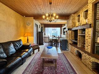 Op zoek naar een woning met een gezellig stadstuintje, garage én uitweg langsachter? Lees dan zeker verder!<br /><br />In de Kastanjelaan bevindt zich deze gesloten bebouwing op een boogscheut van Waregem. Dankzij de centrale ligging tussen Waregem en Deinze en de vlotte verbinding naar het op- en afrittencomplex van de E17 in Kruisem, ben je overal snel dichtbij.<br /><br />Bij het binnenkomen via de inkomhal vind je een apart toilet en de trap naar de eerste verdieping. Verder kom je in de leefruimte, die zich vooraan in de woning bevindt en doorloopt naar achteren met zicht op de tuin. Deze vormt het gezellige hart van de woning.<br /><br />Aansluitend bevindt zich een praktische berging/wasruimte, die toegang geeft tot de ruime kelder. Achteraan de woning ligt de keuken, met rechtstreekse verbinding naar de tuin.<br /><br />Op de eerste verdieping bevinden zich de badkamer en drie slaapkamers. Via een vaste trap bereik je de zolderverdieping, die verder ingericht kan worden als vierde slaapkamer en/of extra polyvalente ruimte.<br /><br />Achteraan het perceel bevindt zich een ruime garage met extra opbergruimte en een tuinhuis. Een grote troef is de uitweg langsachter: de garage is bereikbaar via de Kapellestraat, wat bijzonder praktisch is.<br /><br />Extra troeven: het dak werd reeds vernieuwd in 2015 en in 2021 werd een nieuwe mazoutkachel geplaatst. Bovendien geldt er voor deze woning geen renovatieverplichting.<br /><br />Ben jij op zoek naar een gezellige woning op een centrale ligging, zonder renovatieverplichting, die je nog volledig naar eigen smaak kan inrichten en opfrissen? Schrijf je dan nu in via www.opt-immo.be voor onze bezoekdag op zaterdag 19 september.<br /><br />Tot dan!