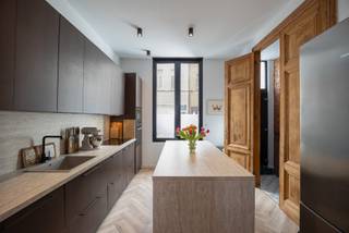 <p>"We hebben hier met ontzettend veel plezier gewoond. Het is zo’n plek waar je je meteen thuis voelt, waar het licht elke dag weer anders binnenvalt en waar oud en nieuw mooi samenkomen.</p>
<p>Wat we misschien nog wel het meest gaan missen, is het leven hier in de buurt. Op een zonnige dag wandelden we graag even naar Bar Chapel, of spraken we af met vrienden bij Bar Noord of Bar Leon. Het zijn van die fijne plekken waar je als ouder rustig iets kunt drinken terwijl de kinderen zich vermaken.</p>
<p>Ook het zwembad in de Veldstraat ligt vlakbij, ideaal voor een frisse zwembeurt. En als je van eten houdt, zit je hier echt goed: in de buurt vind je smaken van over de hele wereld, altijd wel iets nieuws om te ontdekken.</p>
<p>Tegelijk is het hier verrassend rustig wonen. Een plek waar je even kan ontsnappen aan de drukte, maar toch alles binnen handbereik hebt en zo de stad in bent of de baan op kan."</p>