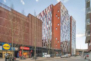 <p><span>LEUVEN 2 studentenkamers te koop in residentie Waterview</span></p><p><span> </span></p><p><span> </span></p><p><span>Studentenkamers met eigen sanitair in recent gebouw van 2015, gelegen vlakbij het station.</span></p><p><span>Ideaal als investering of als kot voor uw studerende kinderen.</span></p><p><span> </span></p><p><span> </span></p><p><span>De studentenkamers zijn gelegen in een recent gebouw voorzien van al de nodige faciliteiten (gemeenschappelijke wasplaats, fietsenstalling, gemeenschappelijke keuken op elk verdiep, ...). </span></p><p><span>Het kot heeft een eigen sanitaire ruimte met douche, wastafel en toilet en heeft een totale oppervlakte van 16m². </span></p><p><span> </span></p><p><span> </span></p><p><span>Er werd een samenwerkingsovereenkomst afgesloten et de KUL die de verhuring voor haar rekening neemt waardoor u volledig ontzorgd bent. De KUL zorgt ook voor het meubilair (bed, kledingkast, boekenrek, bureau en stoel).</span></p><p><span> </span></p><p><span> </span></p><p><span>Voor meer info bel naar Adélaïde op 0478 25 18 11 of mail naar <span>adelaide@immonuvo.be</span></span><span> of bel naar Tiebe 0468 26 61 85 of mail naar tiebe@immonuvo.be</span></p>