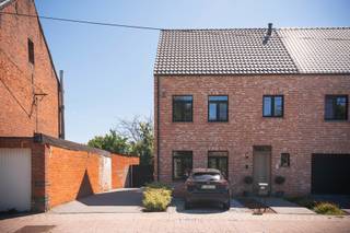 Voor meer info of om een bezoek in te plannen, neem contact op via 016849684 of via pieter.maes@homixx.be.<br /><br />Bent u op zoek naar een kwalitatief afgewerkte, energiezuinige woning met een onderhoudsvriendelijke tuin in de regio van Heist-op-den-Berg? Dan is deze pastorijwoning uit 2022 iets voor u! Enkele van de vele troeven: <br />- Gelegen op een toplocatie in Booischot, vlakbij de dichtstbijzijnde lagere school, supermarkt en de invalswegen naar Heist-op-den-Berg en Aarschot;<br />- Uitstekend E-peil, dankzij o.m. 12 zonnepanelen en ventilatie D-systeem;<br />- Ruime oprit;<br />- Regenwaterput van 10.000 liter (aangesloten op één toilet en de buitenkraan);<br />- Airco-units in leefruimte en slaapkamers;<br />-...<br /><br />INDELING:<br />Gelijkvloers: inkomhal met vestiaire, toilet, ruime leefruimte met modern ingerichte open keuken en wasplaats met inbouwkasten. Via het schuifraam in de keuken (of via de achterdeur) heeft u toegang tot het gezellige terras en de prachtige, zuidoost - gerichte tuin met ingebouwd zwembad (inbegrepen in de verkoop). Achteraan is er nog een tuinhuis voor extra stockage.<br />Verdieping 1: Via de (met LED-strips verlichte) trap bereikt u de eerste verdieping, waar zich een badkamer met bad, inloopdouche en dubbele lavabo, alsook 2 ruime slaapkamers bevinden. <br />Verdieping 2: De vaste trap geeft toegang tot de grote zolderruimte, die kan dienen als derde slaapkamer. Daarnaast is er nog een bureauruimte.<br /><br />Kan u niet wachten om de woning te bezoeken? Plan dan snel uw afspraak in!