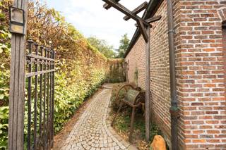 Voor verdere info of een vrijblijvende waardebepaling van uw eigendom: jordi.broes@homixx.be of 016 19 93 40.
Met veel genoegen stellen wij deze charmante en verrassend ruime open bebouwing aan u voor, gelegen op een perceel van 728 m² en een bewoonbare oppervlakte van 225 m² .
Deze woning combineert op een harmonieuze wijze ruimte, comfort en een doordachte indeling.
Bij het betreden van de woning komt u via de inkomhal terecht in de sfeervolle leefruimte.
Aansluitend bevindt zich de gesloten keuken, die heel praktisch is ingericht.
Het dagelijkse wooncomfort wordt op de gelijkvloerse verdieping extra versterkt door een handige berging en een aparte wasplaats.
De woning telt twee volwaardige slaapkamers, een verzorgde badkamer en twee toiletten.
Bovendien beschikt het pand over uitgebreide opbergmogelijkheden dankzij een droge kruipkelder en een ruime zolder (waar ook nog extra kamers kunnen van gemaakt worden).
Buiten kunt u in alle rust ontspannen op het aangename terras en in de leuke omheinde tuin met tuinhuis.
Ook op het vlak van parkeergelegenheid laat de woning niets te wensen over: u beschikt over een inpandige garage voor twee wagens én een ruime oprit met plaats voor vier auto's op de buitenparking.
Tot snel voor een bezoek!
