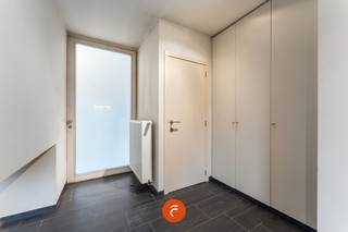 Op te frissen woning met gelijkvloers een inkom, apart toilet, ingerichte leefkeuken, berging en knusse woonkamer. Praktisch ingericht met...