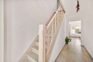 <strong>Een oase van licht, ruimte en comfort – wonen in het hart van Hooglede<br /><br />** Virtual Tour beschikbaar via de QR-code **</strong><br /><br />Welkom in deze alleenstaande gezinswoning waar elegantie, functionaliteit en een sublieme ligging naadloos samenkomen. Gelegen op een perceel van 330 m², in een rustige buurt vlak bij de lagere school, winkels en alle centrumvoorzieningen, biedt deze gerenoveerde woning de perfecte balans tussen privacy en dorpscharme.<br /><br />Met een knappe bewoonbare oppervlakte van 189 m² straalt deze woning in elk detail hedendaags comfort en verfijning uit.<br />De energiezuinige installaties, waaronder 10 zonnepanelen (4.400 Wp) én airconditioning, garanderen niet alleen een duurzaam woonverhaal, maar ook een optimaal binnenklimaat in elk seizoen.<br /><br /><strong>De bovenverdieping ademt ruimte: dankzij de herbestemming van één van de vier oorspronkelijke slaapkamers tot een royale badkamer geniet u hier van extra wooncomfort en een luxueuze uitstraling</strong><br /><br /><u><strong>Een interieur dat uitnodigt</strong></u><br /><br />Stap binnen via de elegante inkomhal en laat je verrassen door de overvloed aan licht en ruimte. De ruime leefruimte is een plaats om te ontspannen en te verbinden, met grote raampartijen die zicht bieden op de zonnige tuin en het nieuwe terras. De volledig vernieuwde keuken met gezellige ontbijthoek is een waar genot voor culinaire momenten, terwijl de inpandige garage en bergruimte extra praktisch comfort bieden.<br /><br /><u><strong>Ruimte voor elk gezinslid</strong></u><br /><br />Op de eerste verdieping vind je een nachthal met maatkasten, 3 volwaardige slaapkamers, een handige wasplaats en een stijlvolle badkamer voorzien van een inloopdouche, ligbad, dubbele wastafel en toilet;<br />De tweede verdieping herbergt een grote geïsoleerde zolderruimte, ideaal om verder in te richten als hobbyruimte, thuiskantoor of extra slaapkamer.<br /><br /><u><strong>Buitenleven in alle rust</strong></u><br /><br />De fraai aangelegde tuin met zonnige oriëntatie biedt volop privacy en is de ideale plek om te genieten van lange zomerdagen of sfeervolle avonden. Het nieuwe terras nodigt uit tot aperitieven in stijl, terwijl kinderen zorgeloos spelen in het groen.<br /><br />EPC 214 kWh/m2 (C-label) <strong>de 10 zonnepanelen &amp; airco werden hier niet in verrekend.</strong><br /><br />+ Centrumgerichte ligging – alles op wandelafstand<br />+ Energiezuinig dankzij 10 zonnepanelen en airco<br />+ Instapklaar met hoogwaardige afwerking<br />+ 189 m² woonplezier + uitbreidbare zolderruimte<br />+ Zonnige tuin met veel privacy en een nieuw terras<br />+ Regenput <br />+ Driedubbele beglazing en elektrische rolluiken met smart schakelaars<br />+ Asbestvrij<br />+ Nieuwe elektriciteit, leidingen, rioleringen, verwarming, verwarmingsinstallatie, ...<br />+ Nieuw dak<br />+ Waterverzachter &amp; waterfilter<br />+ Beveiligingscamera &amp; alarmsysteem<br />+ Volgens de oorspronkelijke bouwplannen 4 slaapkamers<br /><br />Een woning die niet alleen voorziet in de noden van vandaag, maar ook in de dromen van morgen.<br />Ontdek dit unieke aanbod en ervaar zelf het comfort, de luxe en de charme die deze woning zo bijzonder maken.<br /><br />KOOP DEZE EIGENDOM RECHTSTREEKS VAN DE EIGENAARS!<br /><br />0492/45.62.49<br /><br />Ook beslist om uw eigendom te verkopen? Bespaar de makelaar dankzij onze reeds bewezen succesformule.