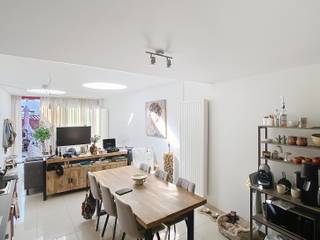 <p>Au cœur de Louvain se trouve cette charmante maison prête à emménager, bénéficiant d'un emplacement unique en plein centre-ville.</p><p></p><p>Un portail privé donne accès à une cour spacieuse et fermée où vous pourrez profiter du grand air en toute tranquillité, en plein cœur de la ville. Une grande baie vitrée coulissante vous mène dans le salon lumineux doté d’une cuisine ouverte. Au rez-de-chaussée se trouve également la salle de bains, aménagée de manière pratique et moderne.</p><p></p><p>La maison dispose de deux étages, chacun comprenant une chambre spacieuse. La chambre du haut est en outre dotée d’un espace de rangement supplémentaire.</p><p></p><p>Grâce à son emplacement central, vous avez vraiment tout à portée de pied : commerces, restaurants, transports en commun et toutes les commodités que Louvain a à offrir.</p><p></p><p>La maison est disponible. Toutes les consommations sont facturées individuellement.</p><p></p><p>Une charmante maison de ville pleine de caractère, dotée d’un espace extérieur paisible, idéale pour ceux qui souhaitent vivre confortablement au cœur du centre animé de Louvain. N’hésitez pas et demandez vite une visite via www.living-stone.be !</p>