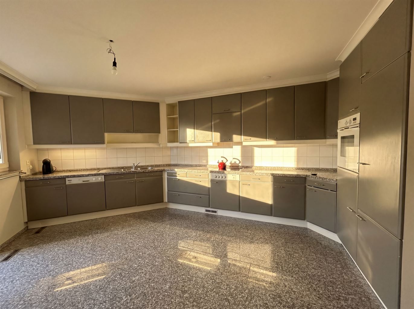 Zeer ruim gelijkvloers appartement voorzien van 2 (+1) slaapkamers, terrassen en afgesloten garagebox, gelegen nabij het centrum van Maaseik. - foto 5