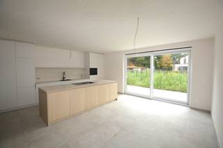 Uitzonderlijk ruime nieuwbouwwoningen (BEN = Bijna Energie Neutraal), gelegen op een rustige locatie aan de Bruggestraat te Zandhoven. Dit kleinschalig project omvat 6 halfopen bebouwingen en 1 open bebouwing, telkens met 3 of 4 volwaardige slaapkamers, ruime tuin en parking. Elke woning beschikt over een inkomhal met ruimte voor vestiaire en afzonderlijk toilet met handenwasser; zitruimte; volledig ingerichte leefkeuken met eetplaats en handige bijkeuken. Directe toegang via het schuifraam tot tuin. Op de verdieping zijn er telkens 3 of 4 volwaardige slaapkamers; apart toilet; bureauruimte; en riante badkamer. Voorts beschikken de woningen over een garage of carport. Hedendaagse architectuur en zeer energiezuinige woning voorzien van alle modern comfort met o.a. vloerverwarming door middel van warmtepomp, zonnepanelen, regenwaterrecuperatie, maximum E-peil 30,... Verkoop onder BTW-stelsel (registratierechten op het grondaandeel). Werken in een eindfase en beschikbaar bij akte. Kijk op www.immopatio.be voor meer informatie of bezoek onze modelwoning!