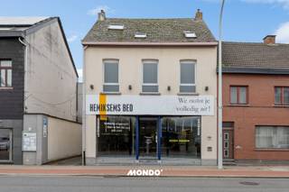 Dit pand biedt de ideale combinatie van een handelspand met een ruime, comfortabele woonst. Op het gelijkvloers bevindt zich een handelsruimte van maar liefst 324 m², voorzien van een afzonderlijke kantoorruimte met berging en toilet. Aansluitend is er een grote garage of magazijnruimte met een verhoogde poort, perfect voor stockage of het binnenrijden van grotere voertuigen.<br /><br />De eerste verdieping omvat een royale leefruimte met een geïnstalleerde keuken. Via de keuken bereik je een lichtvolle veranda die uitkijkt op het ruime dakterras, een ideale plaats om in alle rust te genieten.<br /><br />Op de tweede verdieping bevinden zich drie slaapkamers, waarvan twee zijn uitgerust met een praktische mezzanine die extra ruimte biedt voor slaap-, werk- of speelgedeelte. Verder is er een badkamer aanwezig.<br /><br />Dit pand biedt uitzonderlijk veel mogelijkheden voor wie wonen en werken naadloos wil combineren.<br /><br />Meer info of een bezoek ter plaatsen?<br />Contacteer Bjorn Marievoet<br />0477/60.68.33<br />bjorn@mondovastgoed.be