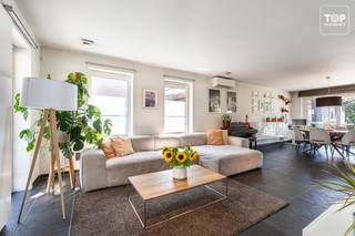 <p>Deze energiezuinige halfopen woning bevindt zich in een rustige en aangename woonwijk in Wondelgem. Het centrum van Gent ligt op slechts enkele minuten fietsen en is ook gemakkelijk bereikbaar met bus, tram of auto. Winkels, scholen, openbaar vervoer en het station van Wondelgem bevinden zich op korte afstand. Via de nabijgelegen R4 geniet u bovendien van een vlotte verbinding naar de belangrijkste invalswegen.</p>
<p>De woning werd gebouwd in 2011 en biedt een bewoonbare oppervlakte van 133 m² op een perceel van 250 m².</p>
<p>Troeven van deze woning:</p>
<ul>
<li>EPC-label A</li>
<li>15 zonnepanelen</li>
<li>Zuidwestgerichte tuin</li>
<li>Rustige, maar centrale ligging</li>
<li>Recente airconditioning op zowel de gelijkvloerse als de bovenverdieping</li>
<li>gasopen haard in de leefruimte</li>
<li>Laadpunt voor een elektrische wagen</li>
<li>Ruime tuinberging</li>
<li>Regenwaterput van 10.000 liter</li>
<li>Carport naast de woning</li>
</ul>
<p>Bij het betreden van de woning komt u terecht in de inkomhal met apart toilet. De leefruimte vormt één aangenaam geheel met een zit- en eethoek en een open keuken. Aansluitend bevinden zich de praktische wasplaats en de toegang tot het terras en de zonnige tuin.</p>
<p>Op de eerste verdieping beschikt de woning over drie volwaardige slaapkamers en een comfortabele badkamer, uitgerust met een douche, ligbad en toilet.</p>
<p>Deze verzorgde woning combineert hedendaags wooncomfort, energiezuinigheid en een uitstekende bereikbaarheid, en vormt daarmee de ideale thuis voor gezinnen of koppels die op zoek zijn naar een instapklare woning nabij Gent.</p>
<p><br />Contacteer Top Vastgoed voor een bezoek op 0475 700 700.</p>