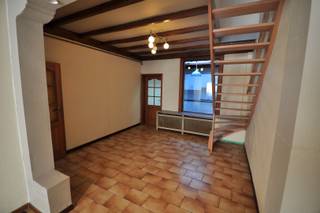 Deze woning bestaat uit: inkomhal - living - keuken - badkamer - berging - toilet - 2 slaapkamers - garage.Vrij 1/10/2025. Huurprijs 795 €/mnd...