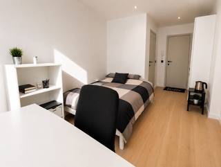 Ben je op zoek naar een kwaliteitsvolle studentenkamer voor het komende academiejaar? Deze aangename studentenkamer beschikt over een eigen badkamer met douche, toilet en lavabo en biedt daarnaast een koelkast, oven en ingebouwde kleerkast. De maandelijkse provisie voor water, verwarming, elektriciteit en internet bedraagt €140. Het huurcontract loopt van 10 september 2026 tot en met 9 september 2027. EN: Comfortable student room with private bathroom, fridge, oven and built-in wardrobe. Monthly utility advance of €140. Contract period: 10/09/2026 – 09/09/2027. Wenst u graag een bezoek of extra informatie? Aarzel dan zeker niet contact op te nemen via info@homies.be of te bellen naar 016 15 37 11.<br />