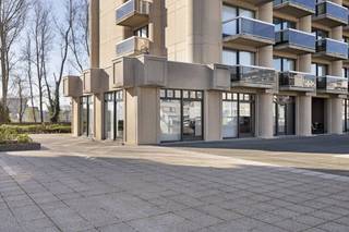 Profiteer van deze unieke commerciële kans op een absolute toplocatie! Dit ruime en verzorgde handelspand (nu kantoor, 100 m²) met aparte keuken en toilet (30 m²) biedt een ideale uitvalsbasis dankzij de nabijheid van het strand en openbaar vervoer (tram). De praktische waterdichte kelder (38 m²) is perfect als archiefruimte. Extra troeven zijn het adembenemende zicht op de golf van Oostende en de vele parkeerplaatsen. Mis deze buitenkans niet! Optioneel is er een staanplaats beschikbaar. Aarzel zeker niet ons te contacteren indien dit bedrijfsvastgoed bestaande uit een kantoorgebouw/handelspand te koop in Oostende u mogelijks kan interesseren