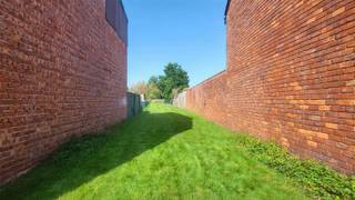 <p><strong>Bouwgrond in Eeklo - Uitstekende Gelegenheid voor Uw Droomhuis</strong></p><p>Wij presenteren u een aantrekkelijke bouwgrond gelegen in Eeklo, een levendige gemeente in Oost-Vlaanderen. Dit perceel biedt u de perfecte kans om uw eigen woning naar wens te ontwerpen en te bouwen.</p><p><strong>Locatie &amp; Bereikbaarheid</strong></p><p>De grond is strategisch gelegen in de Lekesstraat, met uitstekende verbindingen naar het centrum van Eeklo en omliggende gemeenten. De rustige en  goede vlotte bereikbaarheid via de nabij gelegen hoofdwegen maakt deze locatie ideaal voor werkende gezinnen en ondernemers.</p><p><strong>Omgeving</strong></p><p>U bevindt zich in een rustige, groene woonwijk met een mix van moderne en gevestigde woningen. De buurt biedt een uitstekend evenwicht tussen stedelijke voorzieningen en landelijke rust. Scholen, winkels en andere dagelijkse voorzieningen bevinden zich op korte afstand.</p><p><strong>Bouwmogelijkheden</strong></p><p>Dit bouwterrein biedt uitstekende mogelijkheden voor residentiële ontwikkeling. Met voldoende ruimte kunt u een moderne, energiezuinige woning realiseren die aansluit bij uw persoonlijke wensen en behoeften.</p><p><strong>Waarom Kiezen voor Dit Perceel?</strong></p><p>Een bouwgrond is een waardevolle investering in uw toekomst. U heeft volledige vrijheid in het ontwerp en de inrichting van uw nieuwe woning, terwijl u profiteert van een gevestigde en welkome buurtgemeenschap.</p><p>Neem vandaag nog contact met ons op voor meer informatie en een persoonlijke bezichtiging.</p><p>Contacteer Bert voor meer info via email naar Bert@maximm.be en telefonisch 0496/332.456.</p>