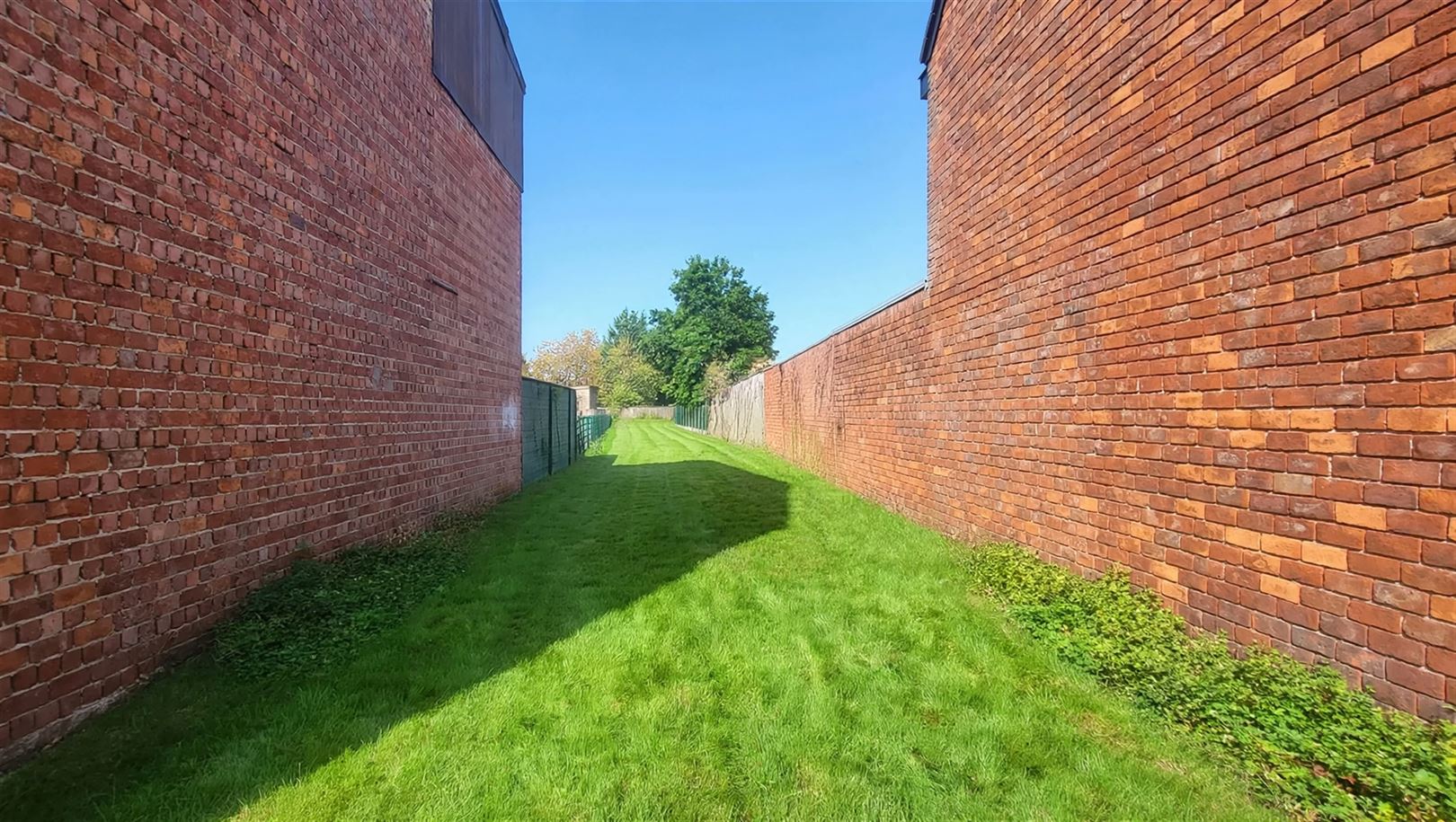 GOED GELEGEN BOUWGROND VAN 387 M² VOOR GESLOTEN BEBOUWING - foto 2
