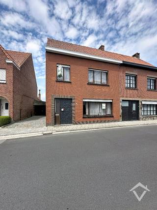 Op een boogscheut van het bruisende centrum van Diksmuide, in Beerst, bevindt zich deze solide woning op een vlot bereikbare ligging nabij tal van voorzieningen.<br /><br />Indeling<br />U komt binnen via de inkomhal met vaste trap naar de verdieping. Op het gelijkvloers vindt u een ruime woonkamer met aansluitend de gesloten keuken. Achteraan bevindt zich de veranda, die mogelijkheden biedt om de leefruimte open en ruimer te maken. Verder zijn er nog een berging en badkamer aanwezig.<br /><br />Op de eerste verdieping tellen we drie volwaardige slaapkamers. De zolderverdieping biedt bijkomende mogelijkheden, zoals het creëren van een extra slaapkamer.<br /><br />Naast de woning beschikt u over een ruime oprit met toegang tot de garage.<br /><br />Met de nodige opfrissingswerken kan u hier volop genieten van de afgesloten tuin.<br /><br />Meer weten? Plan vandaag nog uw bezoek in.