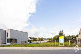 Bouwgrond van 483,60 m² met mogelijkheden voor een halfopen bebouwing of twee appartementen!<br /><br />Bent u op zoek naar een ruim perceel waarop u uw toekomstige woning volledig naar eigen wensen kunt realiseren? Dan is deze bouwgrond van 483,60 m², gelegen op een gunstige locatie in Lede, zeker het ontdekken waard.<br /><br />Het perceel is bestemd voor halfopen bebouwing en biedt verschillende mogelijkheden voor wie droomt van een ruime en comfortabele gezinswoning. Dankzij de perceeloppervlakte is er bovendien ruimte voor een terras en carport, dit afhankelijk van het ontwerp.<br /><br />Een bijkomende troef is de mogelijkheid om twee appartementen te realiseren, wat dit perceel interessant maakt voor verschillende woon- of investeringsdoeleinden.<br /><br />Bent u benieuwd naar de concrete bouwvoorschriften en mogelijkheden van dit perceel? Neem dan gerust contact op met Laura Ruyssinck via 0468 15 14 41 of laura.r@cornelis-goeman.be.