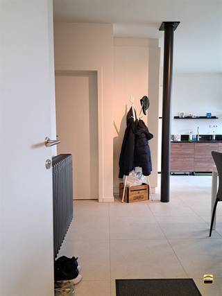 <p><span>Recent appartement op de tweede verdieping in het centrum van Borgloon <br />met zonnepanelen en autostaanplaats.</span></p><p><span><br />Men komt binnen in de leefruimte met keukengedeelte.</span></p><p><span>Via deze ruimte kan men het terras bereiken aan de achterzijde van het gebouw.<br />De lat onder de keukenkasten zal nog geplaatst worden.<br />Volgende toestellen zijn aanwezig in de keuken: koelkast, oven, afwasmachine en<br />een inductie kookplaat met dampkap.<br /><br />Verder treft men via de hal de 2 slaapkamers alsook een bergruimte en de badkamer.<br /><br />In de badkamer is er een inloopdouche, een toilet alsook een enkele lavabo met meubel aanwezig.<br /><br />Achteraan is er een overdekte autostaanplaats voorzien alsook een private fietsenstalling <br />per appartement.<br /><br />Er is vloerverwarming aanwezig alsook radiatoren.<br /></span><span><br />Algemene informatie:</span><span><br />Huurprijs: 780 euro/maand<br />Algemene onkosten: 25 euro/maand<br />Vrij vanaf: 15 juli 2026<br />EPC-waarde: nieuwbouw - EPB in opmaak<br />huisdieren: niet toegelaten</span></p>