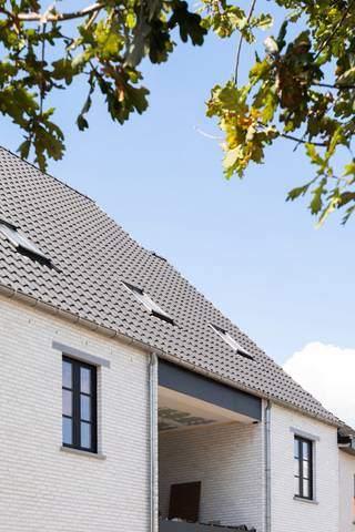 Voor verdere info of een vrijblijvende waardebepaling van uw eigendom: michael@homixx.be of 016 199 344.<br /><br />Exclusief en zorgeloos wonen op een absolute toplocatie in Keerbergen! Met trots stellen wij u dit hoogwaardig afgewerkte, ruime penthouse voor, gelegen in een recent gebouwde residentie in de Sint-Michielsstraat. Dit unieke pand combineert hedendaagse luxe, een doordachte indeling en optimaal wooncomfort op wandelafstand van alle voorzieningen.<br /><br />Bij het betreden van het penthouse valt meteen het indrukwekkende gevoel van licht en ruimte op. De royale leefruimte is voorzien van een stijlvolle open keuken, wat zorgt voor een uitnodigende en gezellige sfeer om samen te komen. Met maar liefst 3 slaapkamers biedt deze eigendom ruim voldoende plaats voor het hele gezin, thuiswerk of gasten. Verder beschikt het penthouse over een smaakvol afgewerkte badkamer en 2 afzonderlijke toiletten.<br /><br />Een van de absolute troeven van deze fantastische eigendom is het ruime terras aan de achterzijde en het kleinere terras vooraan, waar u in alle rust en privacy kunt genieten van het buitenleven.<br /><br />Ook op praktisch vlak is aan alles gedacht om u als bewoner te ontzorgen: in de ondergrondse garage beschikt u over een privé autostaanplaats, evenals een handige kelderberging en een gemeenschappelijke fietsenberging. Dankzij het uitstekende EPC-label A woont u bovendien bijzonder energiezuinig, met de mogelijkheid om desgewenst nog zonnepanelen bij te installeren.<br /><br />DE VRAAGPRIJS IS INCLUSIEF ONDERGRONDSE STAANPLAATS EN BERGING (excl. BTW en kosten)<br /><br />Kortom, een magnifiek penthouse met high-end afwerking waar comfort, klasse en duurzaamheid naadloos samenkomen.<br /><br />Maak snel uw afspraak!