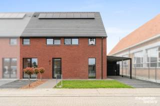 Looking for a spacious, recently built (2022) and energy-efficient home? This move-in ready family house offers an impressive 229 m² of living space on a 325 m² plot, combining modern comfort with a practical layout.<br /><br />Upon entering, you are welcomed into an entrance hall with a guest toilet, leading to the bright living area featuring large windows.<br /><br />The living space seamlessly flows into the open kitchen with a stylish island. The kitchen forms the heart of the home, providing plenty of space for family moments and entertaining friends.<br /><br />Adjacent to the kitchen is a spacious laundry/storage room, perfect for extra storage and keeping the household organized.<br /><br />The house includes four full-sized bedrooms, including a master bedroom with its own dressing room. Additionally, there are two comfortable bathrooms, ensuring optimal comfort for the whole family.<br /><br />A major asset is the very spacious attic with a fixed staircase, offering numerous possibilities as a hobby room, additional storage, or future expansion.<br /><br />Outside, enjoy a pleasant garden with a partially covered terrace, ideal for relaxing in every season. The property also features a carport with an outdoor storage room and ample parking space for three cars on the premises.<br /><br />Technically, this home scores exceptionally well:<br />• Certified electrical installation<br />• High-quality finishes<br />• 8 solar panels<br />• Asbestos-free<br />• Highly energy-efficient (Nearly Zero-Energy Building – E29 – energy label A)<br />• 10,000-liter rainwater tank<br /><br />In short, a spacious and impeccably maintained home offering all the comfort, energy efficiency, and space a modern family could wish for.