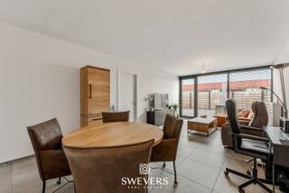 Voor meer info en foto’s, surf naar www.swevers.be – Dit instapklare appartement op de eerste verdieping aan de Koolmijnlaan 30 in...