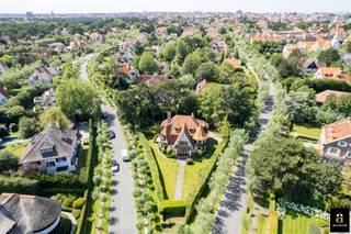 <p>In one of the most beautiful lanes of the Zoute, just steps from the Dominican Church and the prestigious Royal Zoute Tennis Club, lies this charming interwar villa in traditional cottage style. Set on a generous corner plot in the green De Kerckhovelaan, the home is within walking distance of the beach and the Zwin nature reserve.</p>
<p>This distinguished property offers a solid structure with a classic layout: the ground floor includes an entrance hall with staircase, guest toilet, spacious living room, kitchen, garage and boiler room. Upstairs, you will find no fewer than seven bedrooms, two bathrooms and several storage spaces — perfect for a large family or lovers of space and charm.</p>
<p>The authentic façade exudes character and timeless elegance, while the expansive garden ensures privacy and tranquility in an exceptional setting. Thanks to its premium location, this home combines the unique charm of cottage architecture with the sought-after atmosphere of the Zoute.</p>
<p>Additional assets: very large plot, elegant façade, situated in a green and residential area close to the sea, the Zwin and sports clubs. EPC: 625 kWh/m²/year [F label].</p>