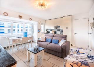 <p><strong>Koksijde-Bad, residentie Victory</strong>, <strong>gezellig appartement in de Zeelaan, 3e verdieping met lift.</strong><br />Bestaande uit: lichtrijke woonkamer, open en ingerichte keuken, afzonderlijk toilet, eerste slaapkamer met douche en lavabo en tweede slaapkamer met douche en lavabo. Het instapklare appartement is conform de wetgeving van de vakantieverhuur. <br /><br />Het appartement is gelegen in het commerciële centrum en vlakbij zee. <br /><br /><u><strong>Enkel te bezichtigen na afspraak!</strong></u></p>