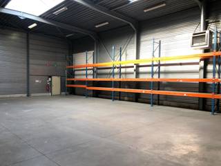 Kantoorruimte te huur van 215m² (tot 430m²) met bijhorend magazijn 300m² ideaal gelegen langs de A12 Brussel-Antwerpen, tussen Duvel en Beyers.Dit...