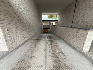 Ondergrondse parkeerplaats met een topligging! De ondergrondse staanplaats is toegankelijk via de trap, een lift of een automatische...