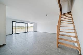 Contact : maxime.vandenabbeele@weinvest.be - 0494 05 23 55. À la recherche d'une maison neuve alliant confort, modernité et performance énergétique ? Dès le hall d'entrée, une habitation lumineuse aux volumes bien pensés vous attend. Le rez-de-chaussée propose un bel espace de vie ouvert réunissant salon, séjour et cuisine, dans une ambiance conviviale. Il dispose aussi d'un WC indépendant, d'un espace polyvalent (bureau, buanderie ou rangement) et d'un garage. À l'étage, trois belles chambres et deux salles d'eau offrent un agencement idéal pour une famille ou toute personne recherchant espace et praticité. Construite selon les standards actuels, cette maison bénéficie d'équipements performants : pompe à chaleur avec chauffage au sol, panneaux photovoltaïques, ventilation double flux et châssis à haut rendement, pour un excellent confort thermique et une maîtrise des  consommations. Déjà construite et prête à l'emploi, elle permet de profiter immédiatement des avantages du neuf, sans les contraintes de travaux. À proximité de Florennes et Philippeville, elle bénéficie d'un cadre calme et verdoyant, idéal pour qui recherche la tranquillité tout en restant proche des commodités. Une maison neuve, moderne et économe, pensée pour le confort et la sérénité au quotidien.<br />PEB A+, électricité conforme. <br />Son prix ? Faire offre à partir de 377.000€.<br />Annonce à titre indicatif et non contractuelle.