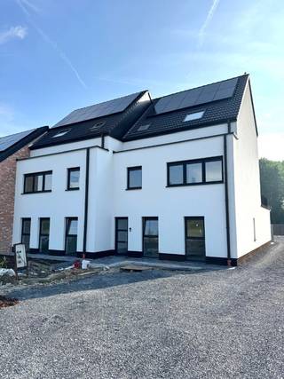 Ontdek dit ruim en lichtrijk nieuwbouwappartement gelegen te Tongeren. Dit appartement combineert hoogwaardige afwerking, hedendaagse architectuur...